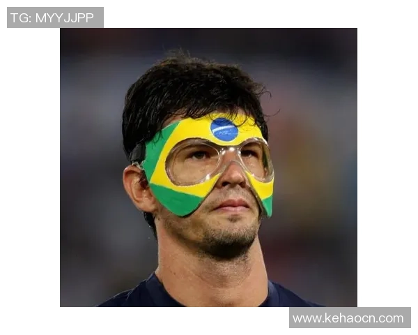 戴面具踢球的足球传奇人物故事揭秘与背后不为人知的情感历程